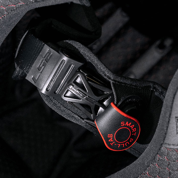 zapinani_mikroprezkou_moto_helma_ls