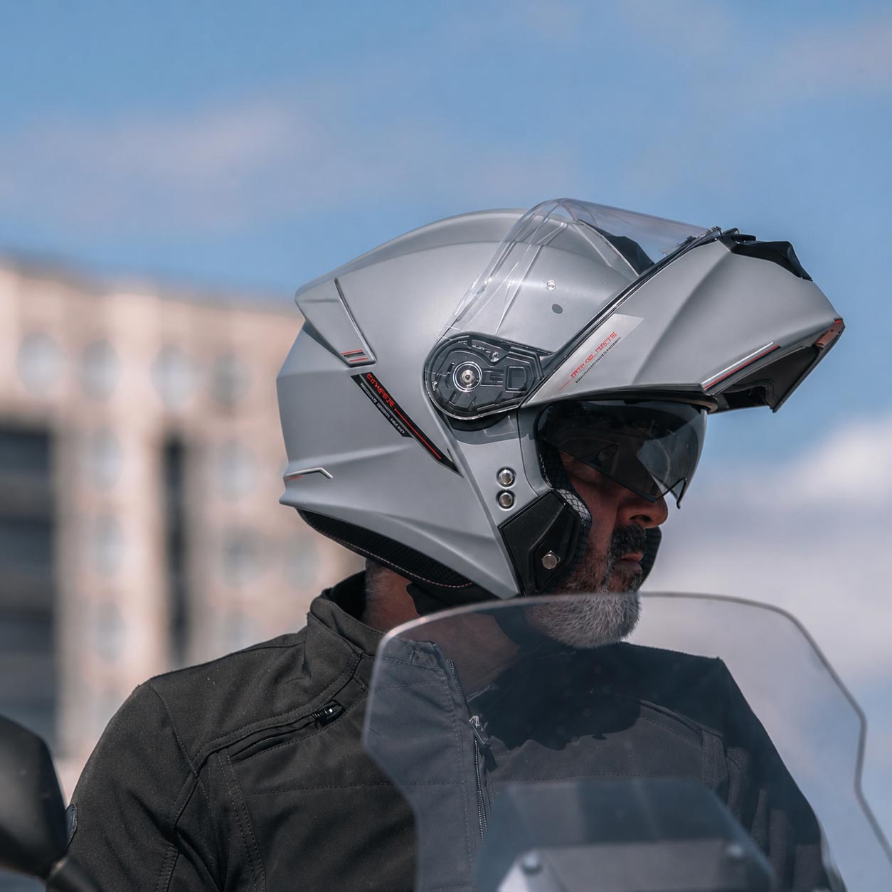 vyklápěcí mechanismus helmy na motorku MT