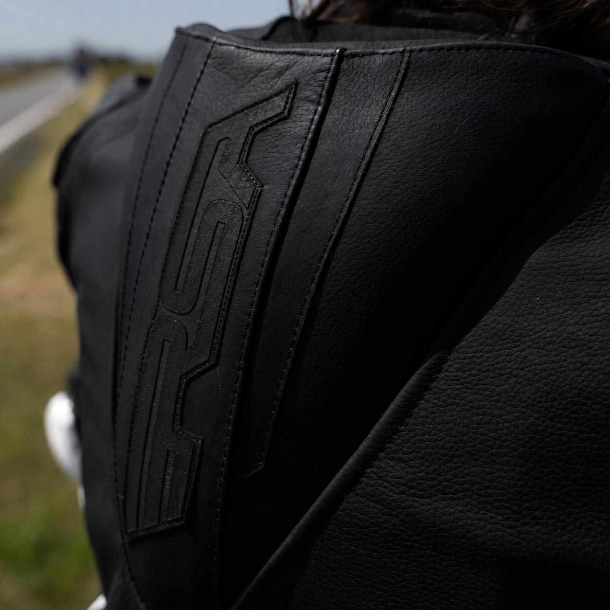 Aerodynamický hrb kombinézy na moto RSA