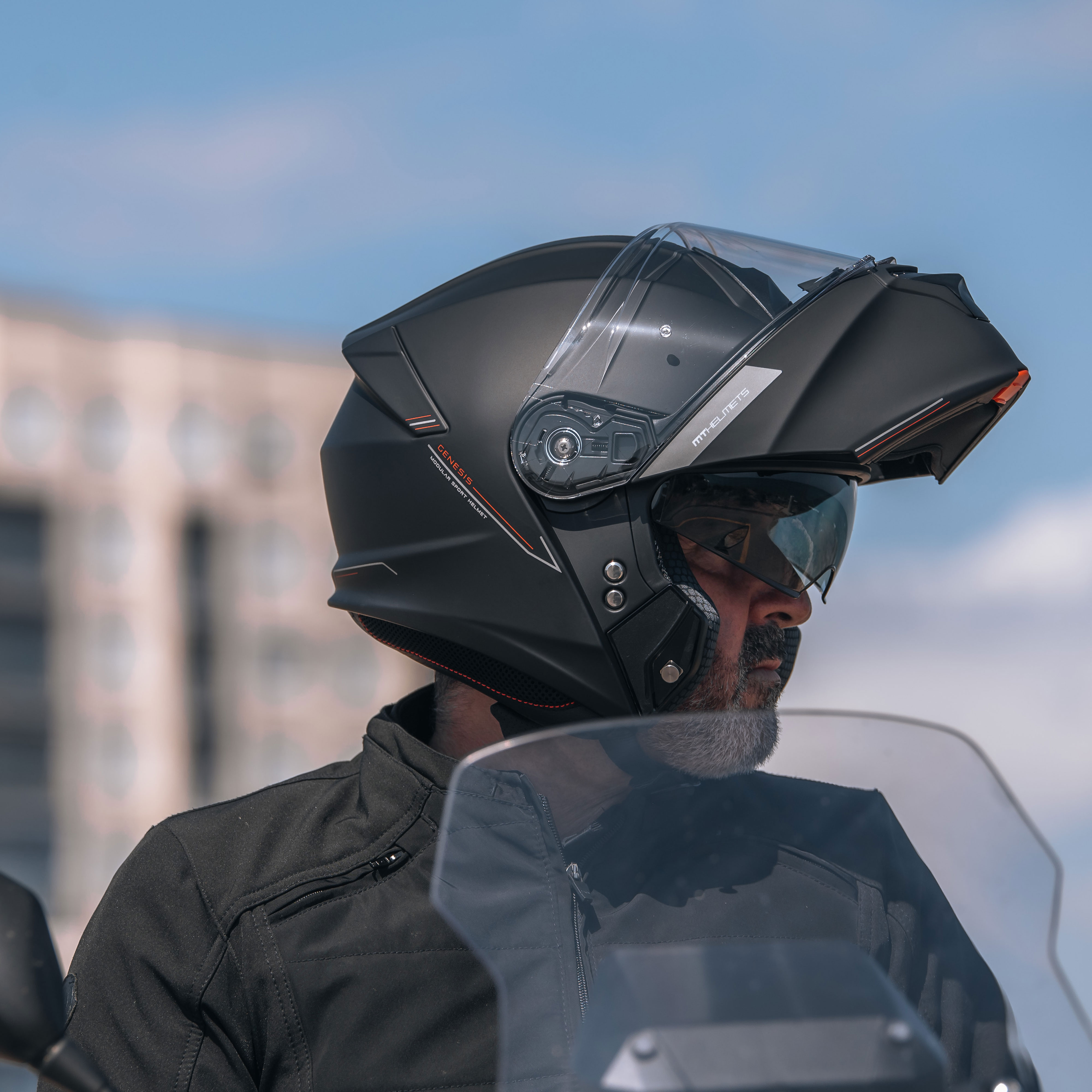 vyklápěcí mechanismus helmy na motorku MT