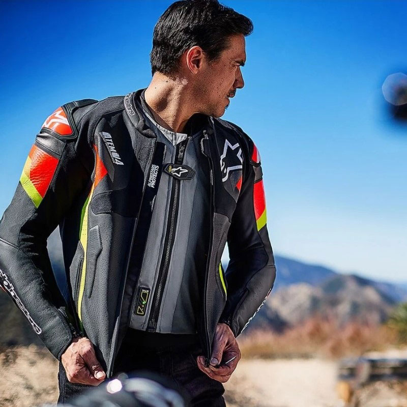 umístění airbagové vesty pod moto bundu