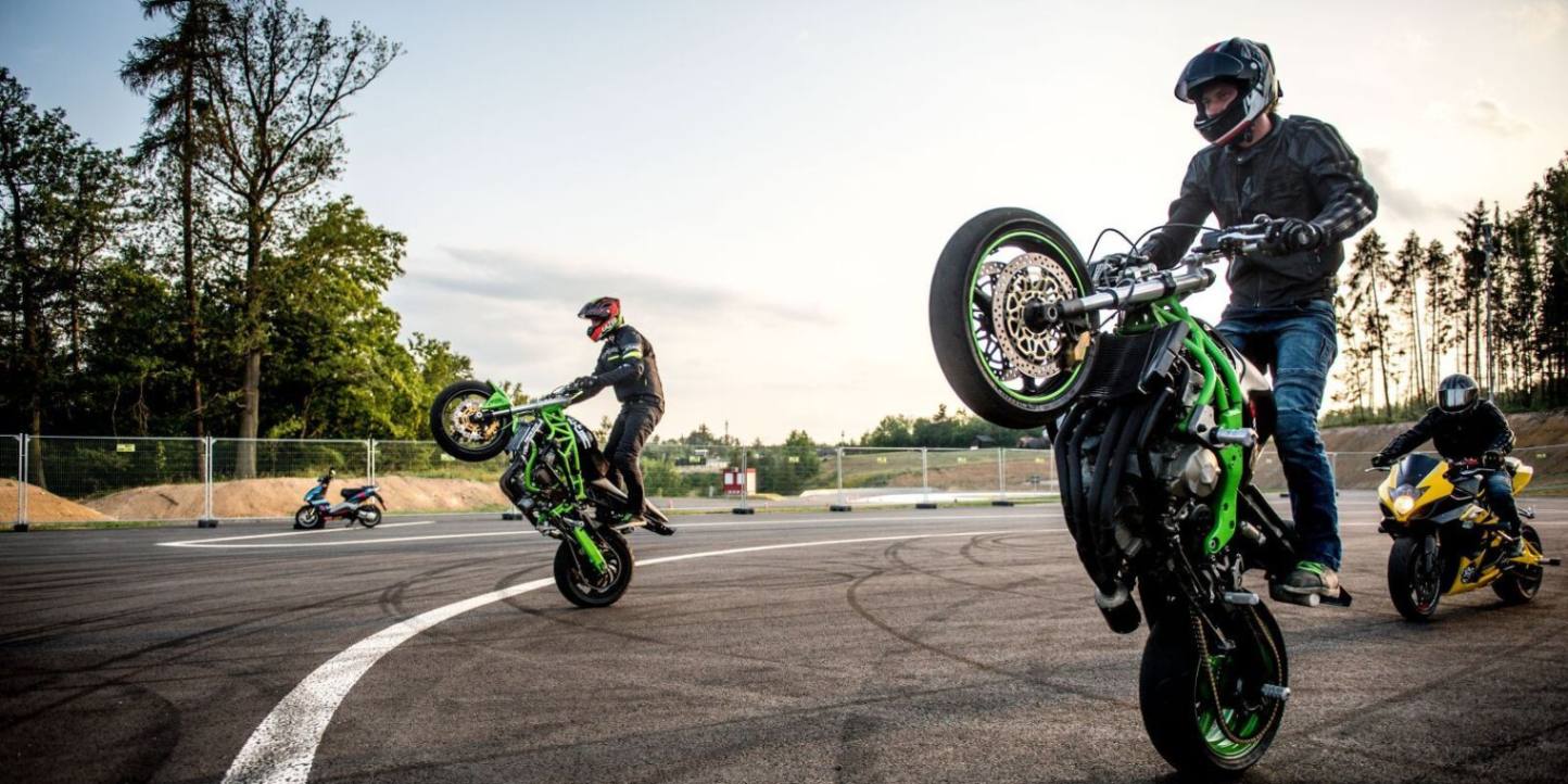 jízda po zadním kole na motorce