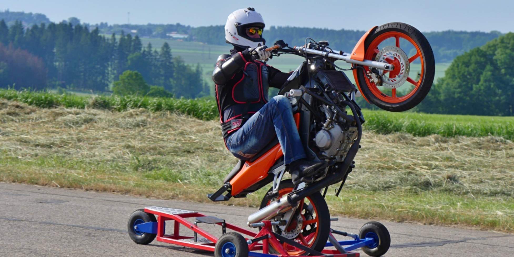 jízda po zadním kole na motorce