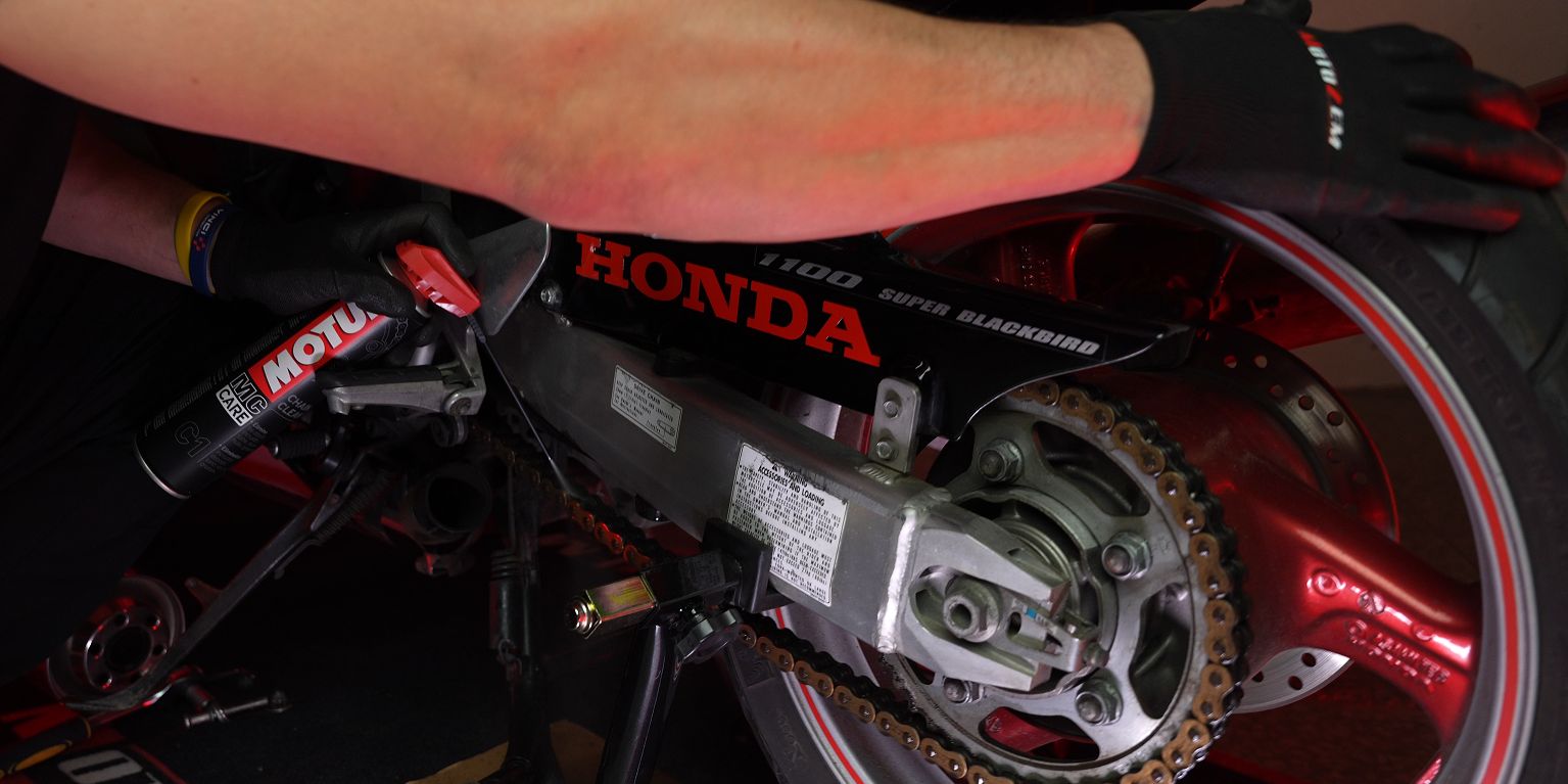 Čišćenje lanca motocikla