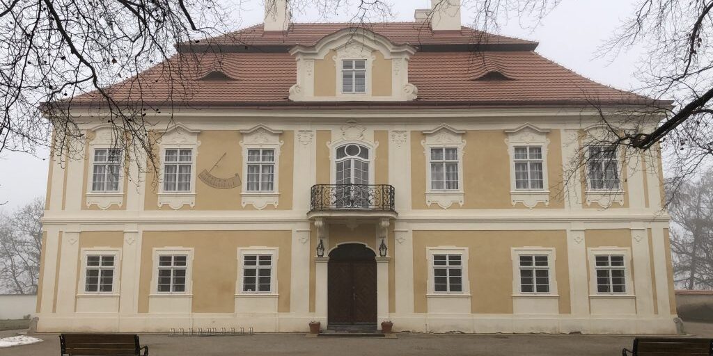 Horní-zámek-v-Panenských-Břežanech