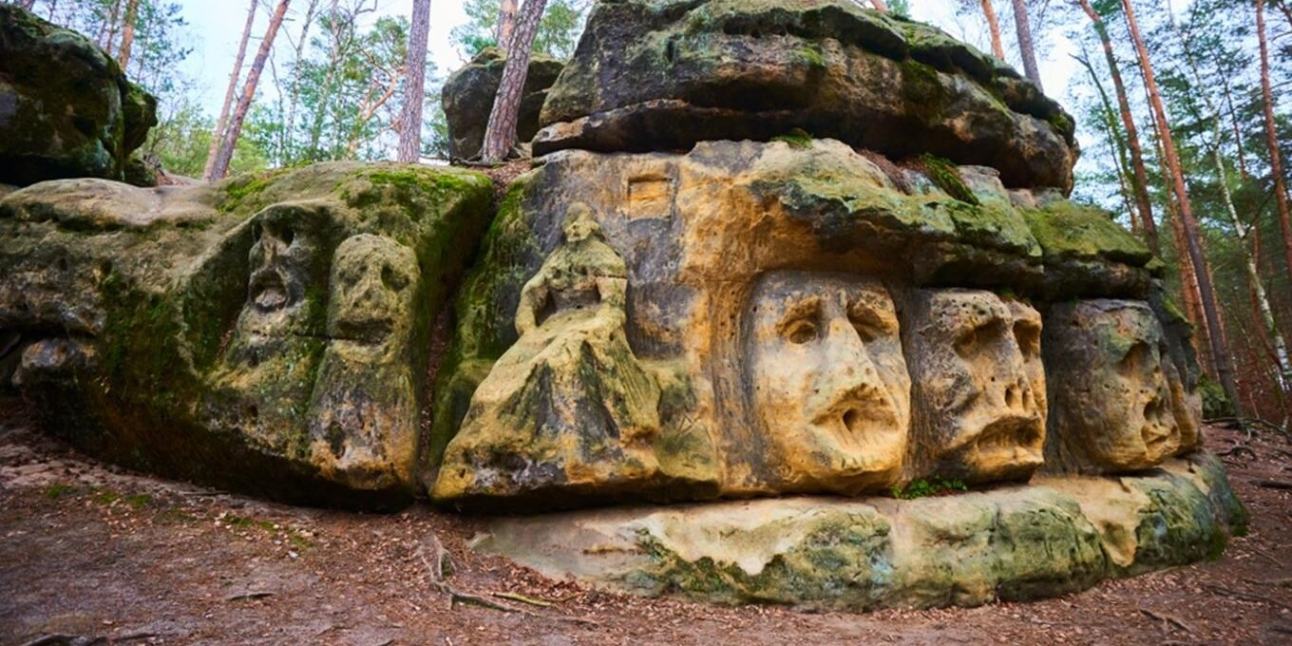 monumentální-skalní-reliéfy-vytesané-do-pískovcových-bloků-nedaleko-obce-Želízy-v-okrese-Mělník