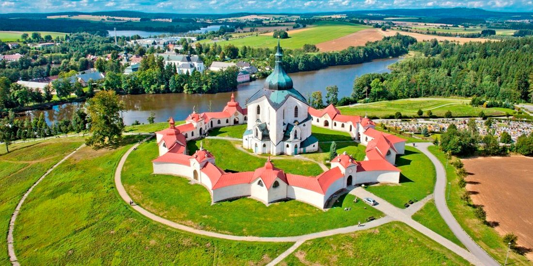 Poutní-kostel-svatého-Jana-Nepomuck-ho-na-Zelené-hoře-u-Žďáru-nad-Sázavou