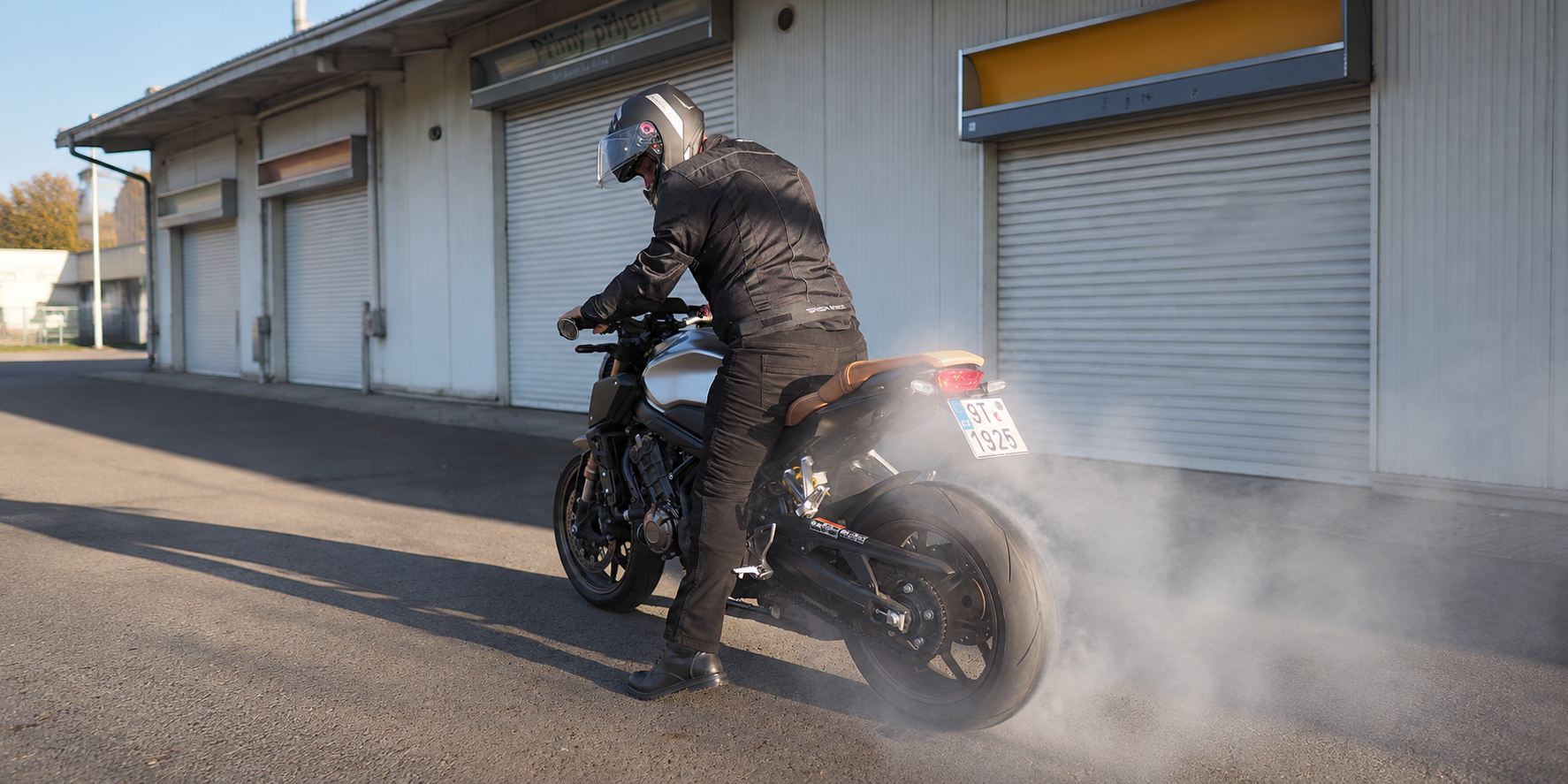 Motorkář na motorce při akceleraci a úpravách pro zvýšení výkonu motocyklu