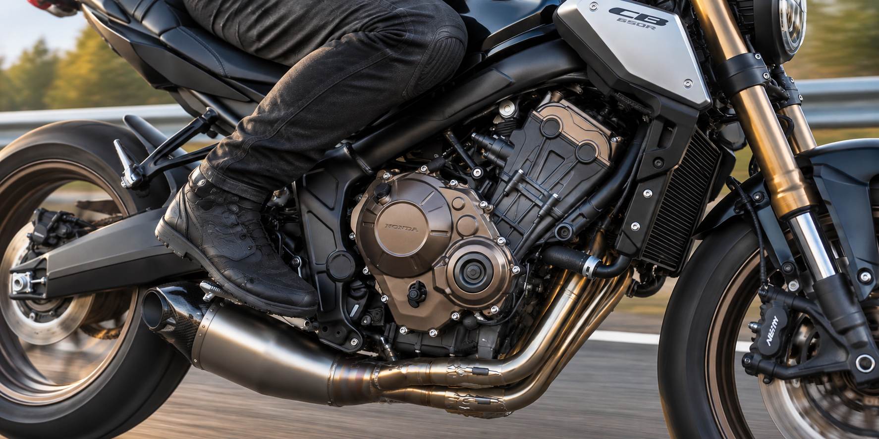 Jízda na upraveném motocyklu se sladěným sáním, výfukem a ECU