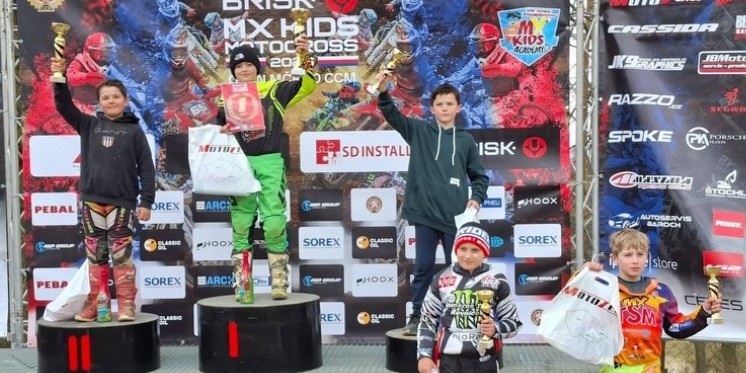 Mladí talentovaní jezdci na stupních vítězů projektu MX Kids Academy