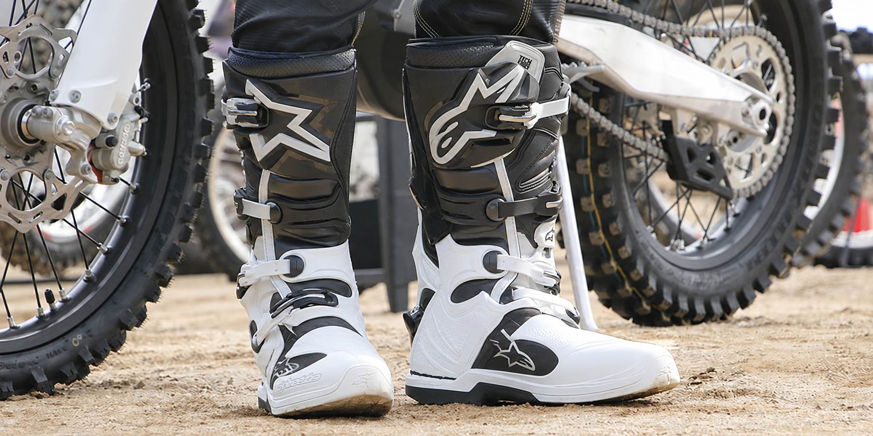 Vysoké enduro boty na motorku s ochranou holeně, kotníku a nártu