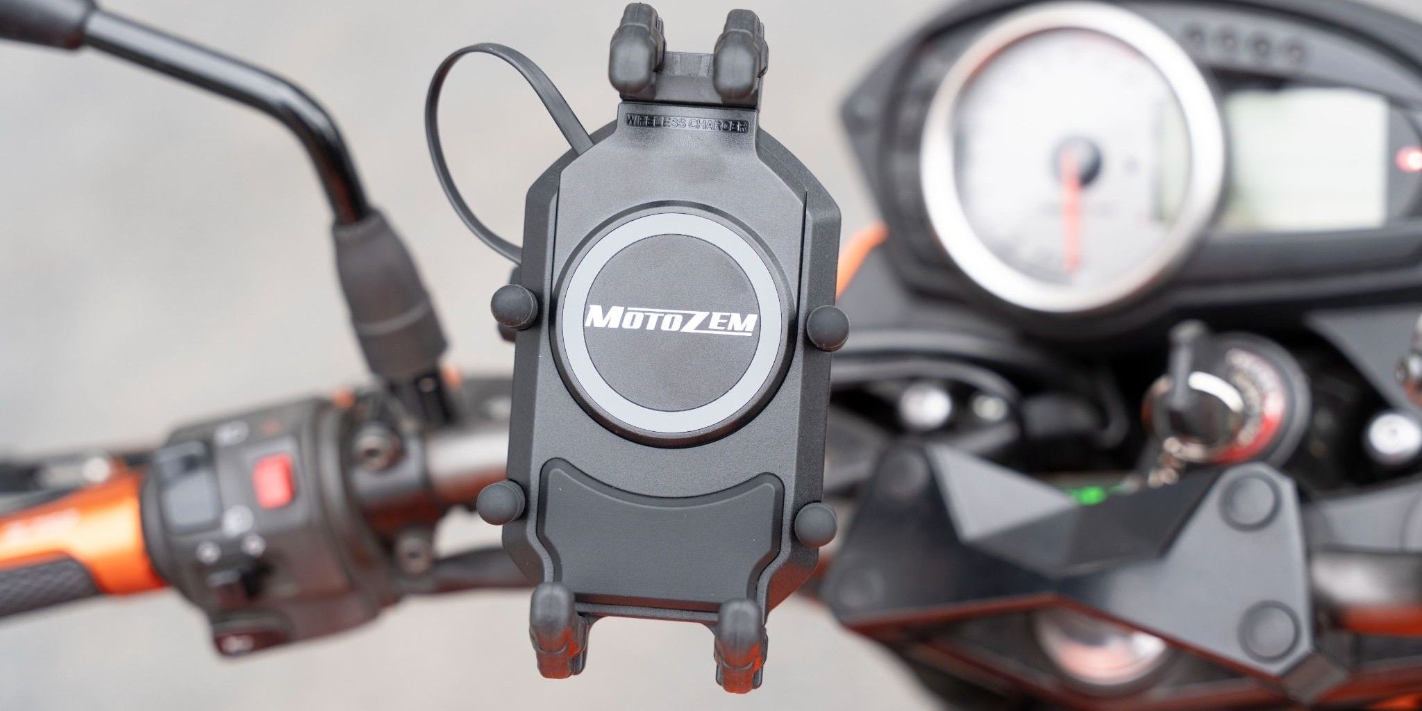 Držák na mobil MotoZem s bezdrátovým nabíjením na motorce