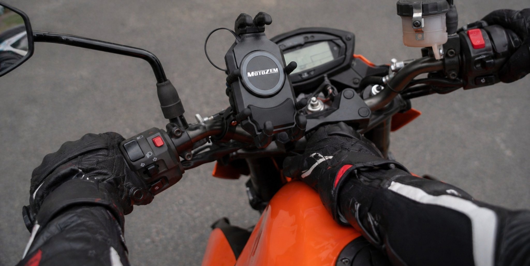 Držák na mobil MotoZem upevněný na řídítkách motorky