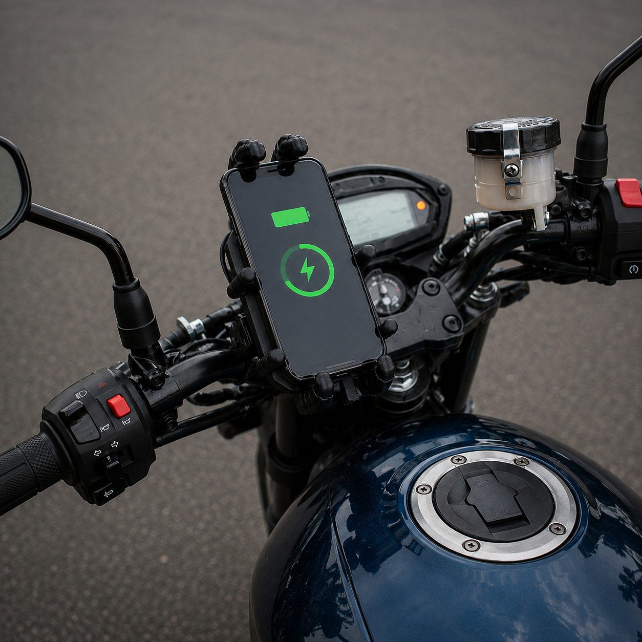 Mobilní telefon v držáku na motorce s bezdrátovým nabíjením