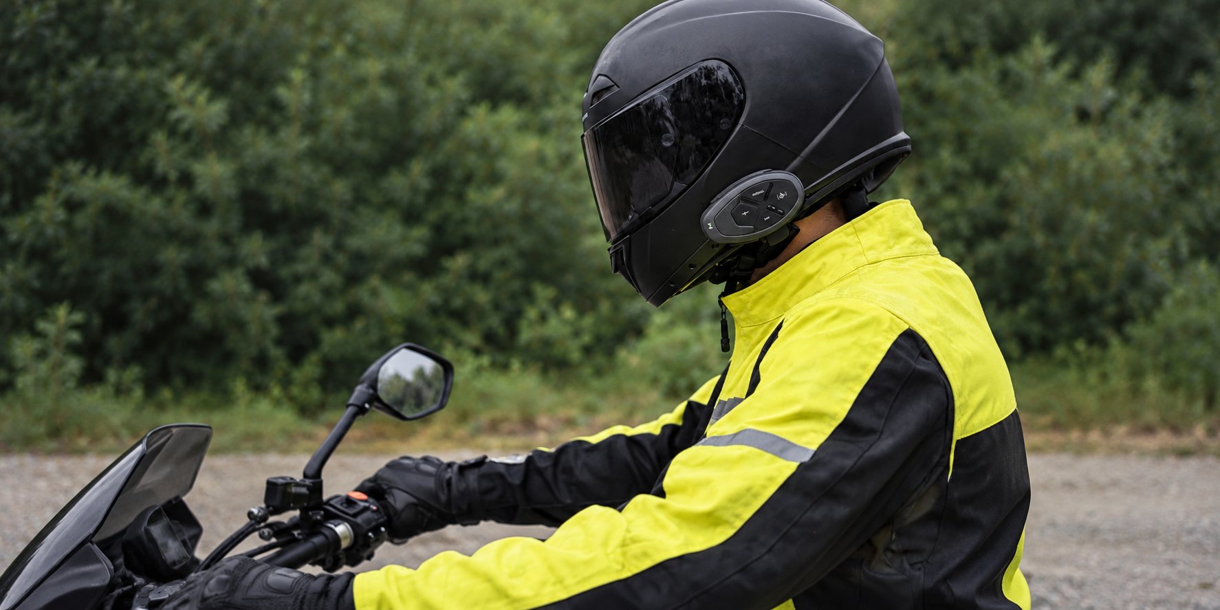 Intercom na motorku připevněný na helmě motorkáře