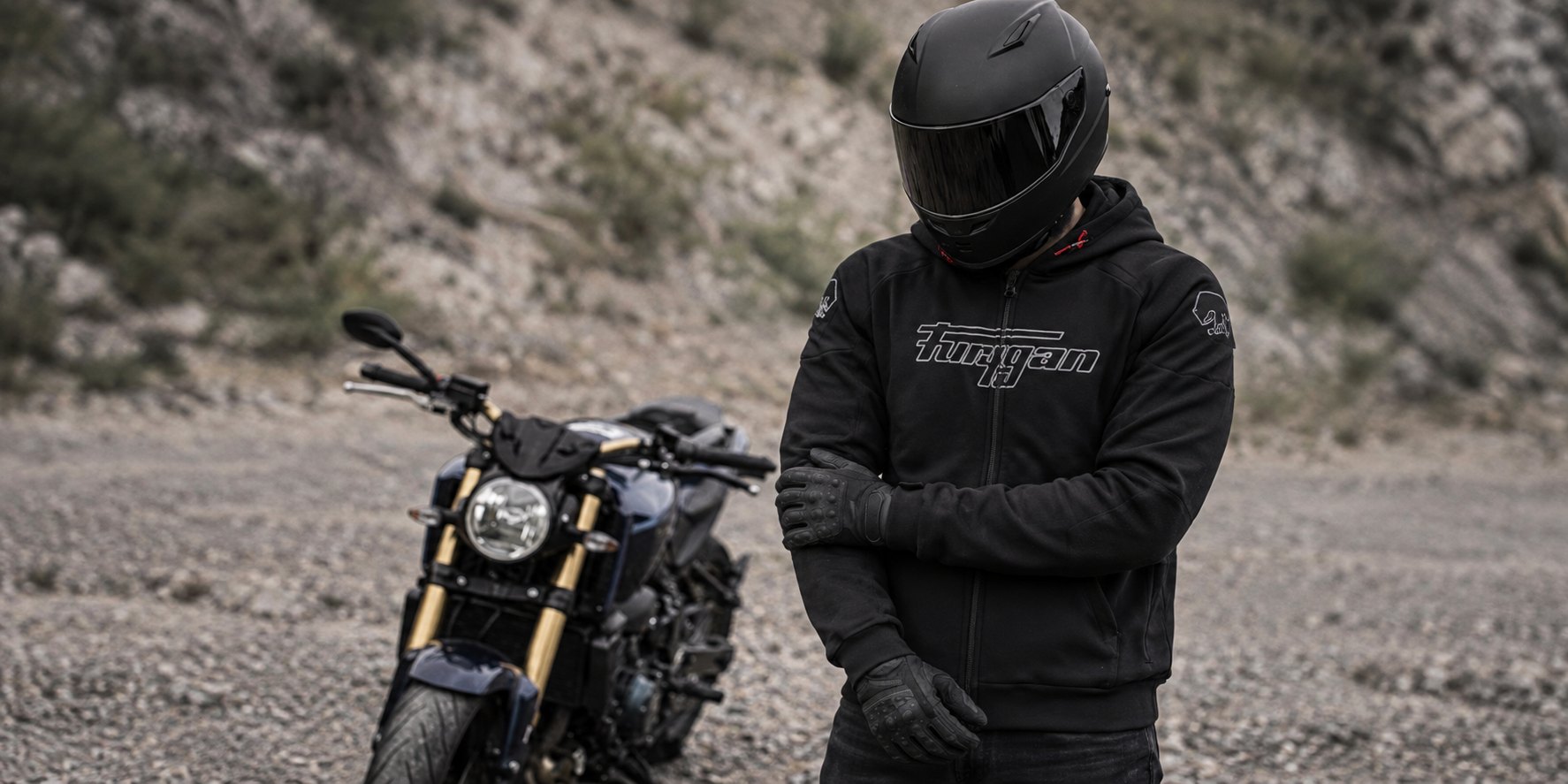 Motorkár v ochrannej moto mikine pri motorke