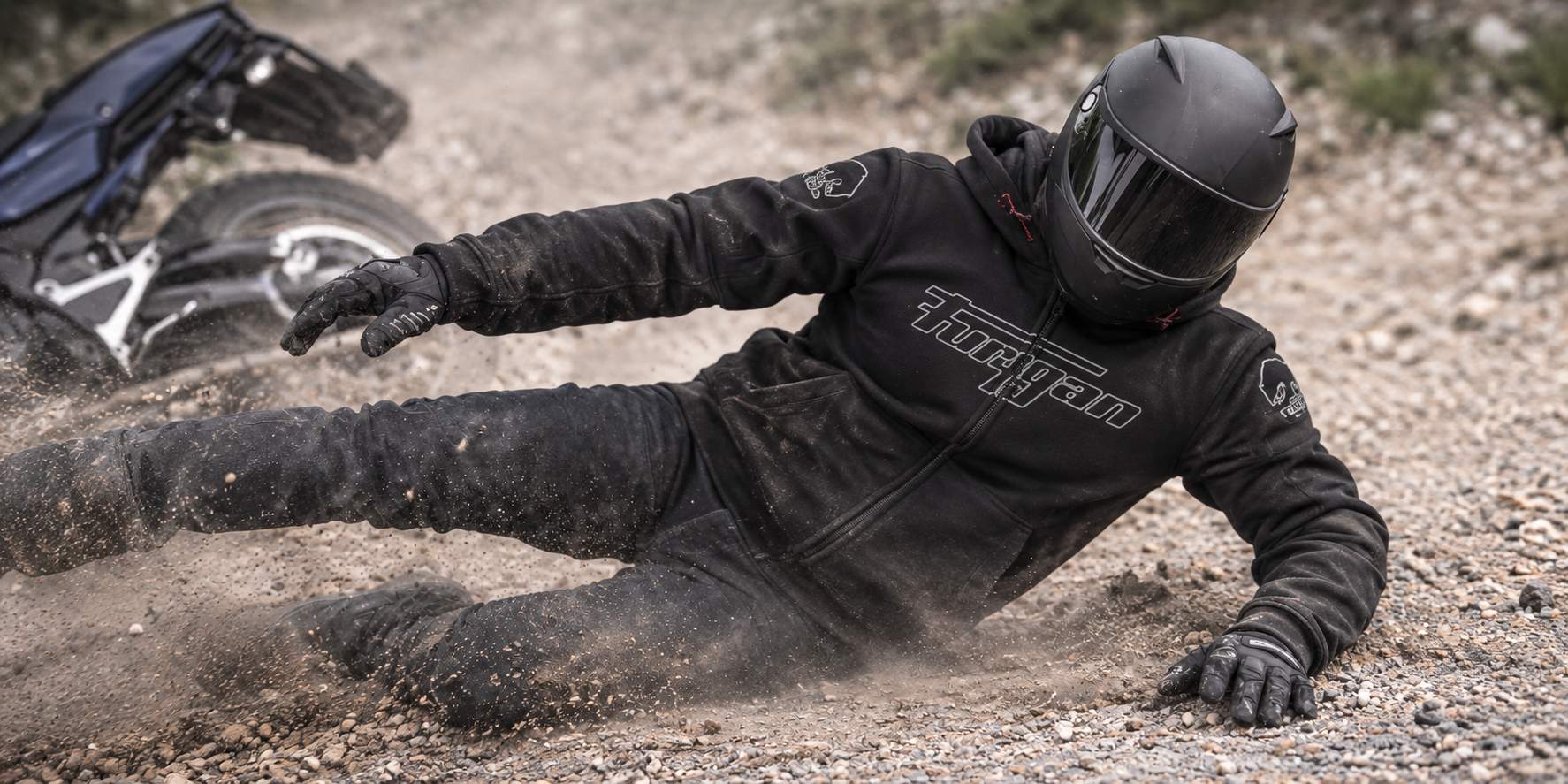 Pád motorkára v ochrannej moto mikine
