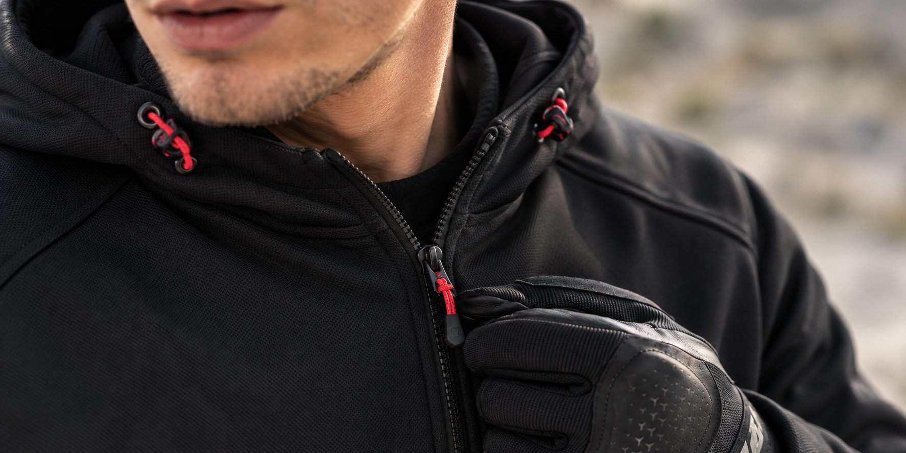 Detail zapínania ochrannej moto mikiny