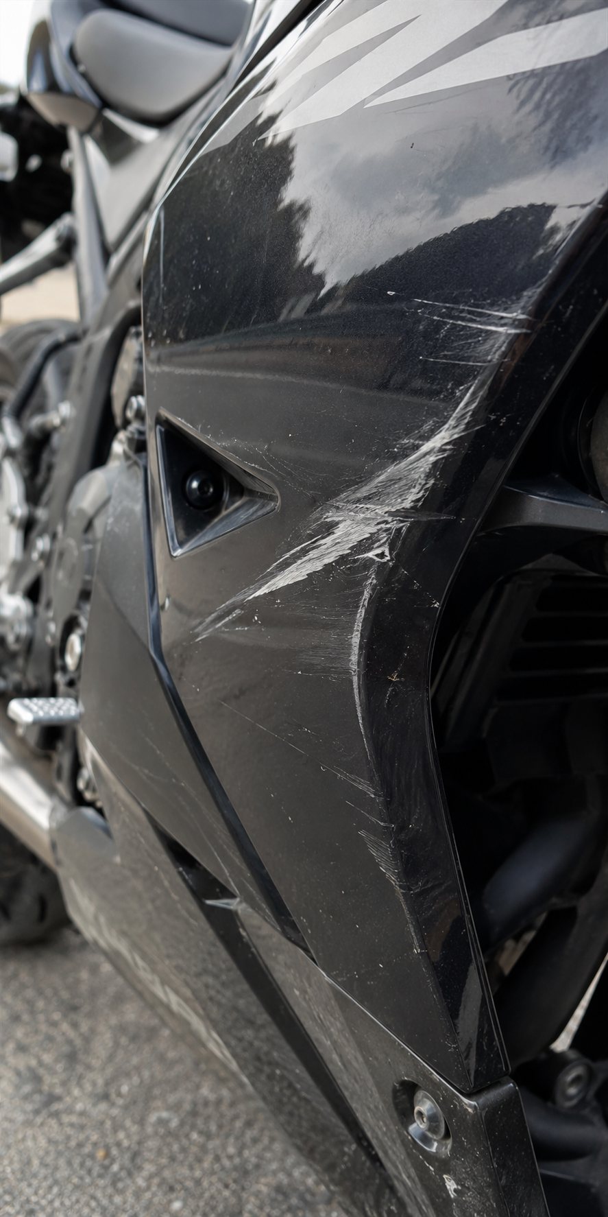 Poškrabané plasty motocykla po páde