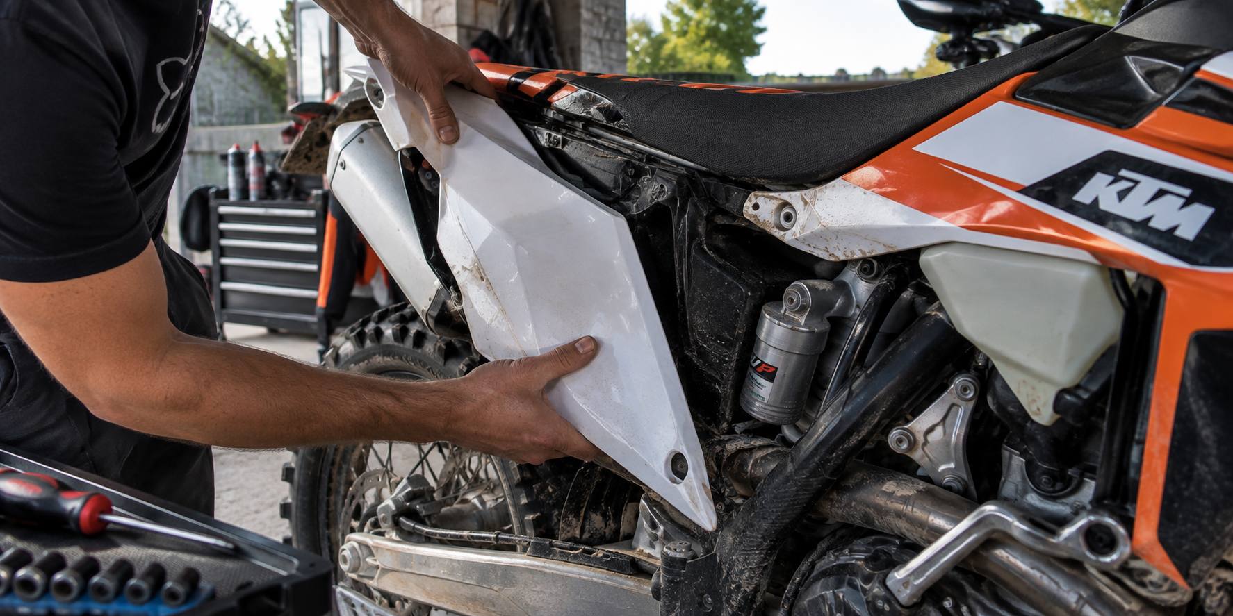 Demontáž plastov motocykla pri výmene kapotáže