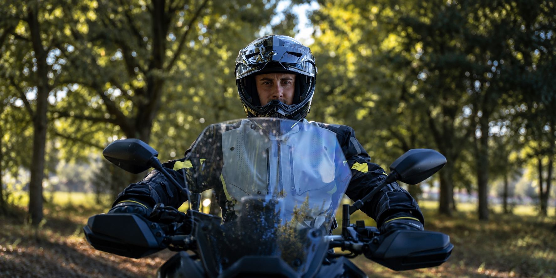 Motorkár za plexisklom motocykla