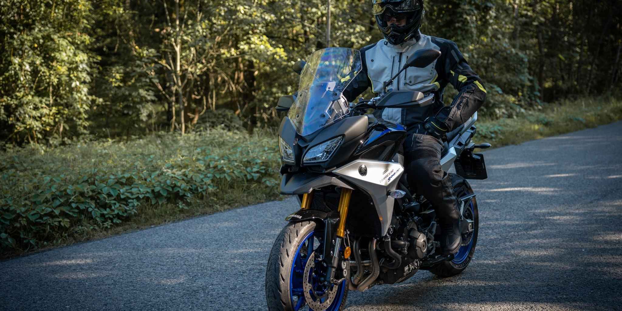 Motorkár s vysokým plexisklom pri jazde v meste