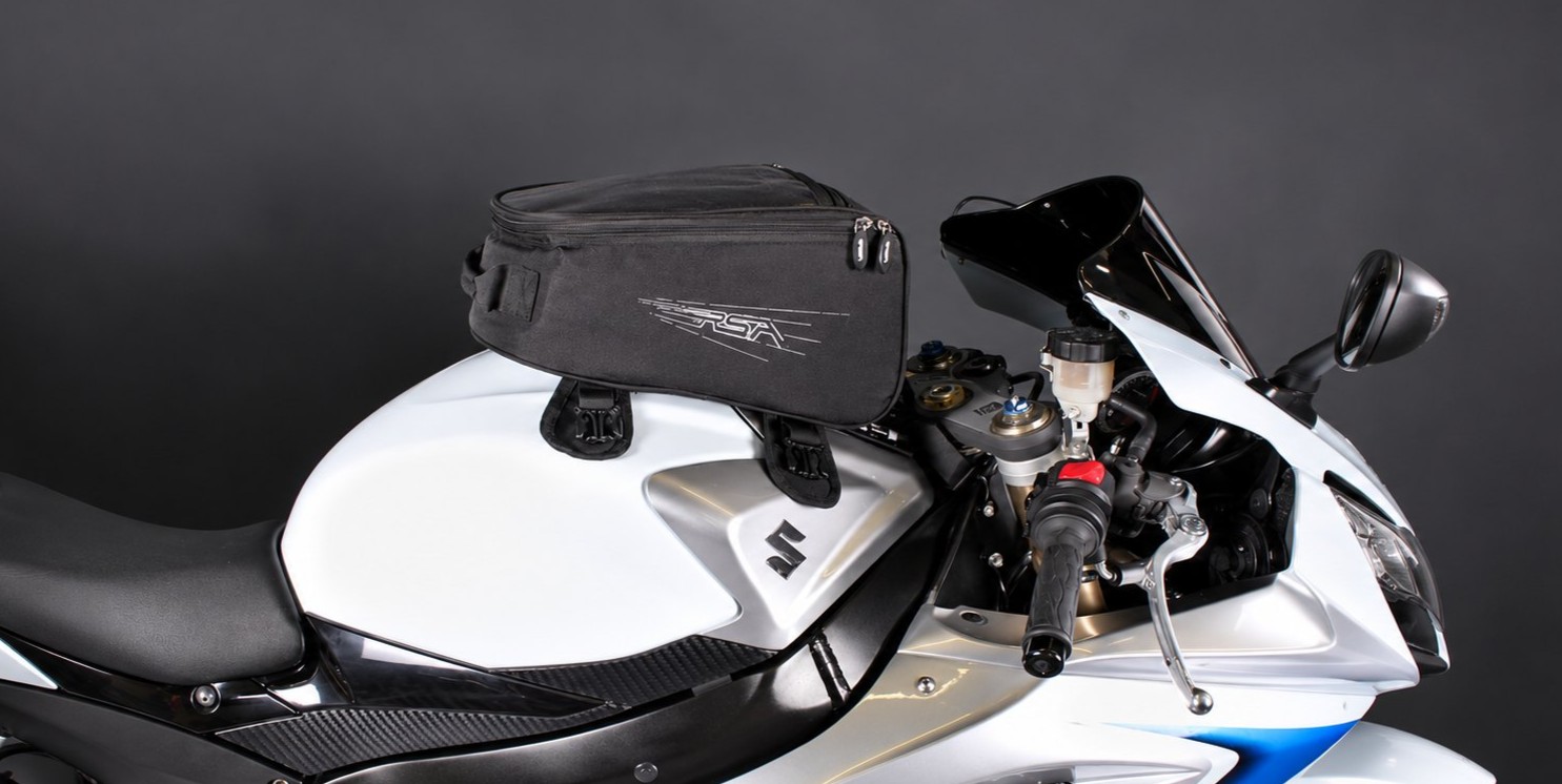 Tankvak s popruhmi pripevnený na nádrži motocykla