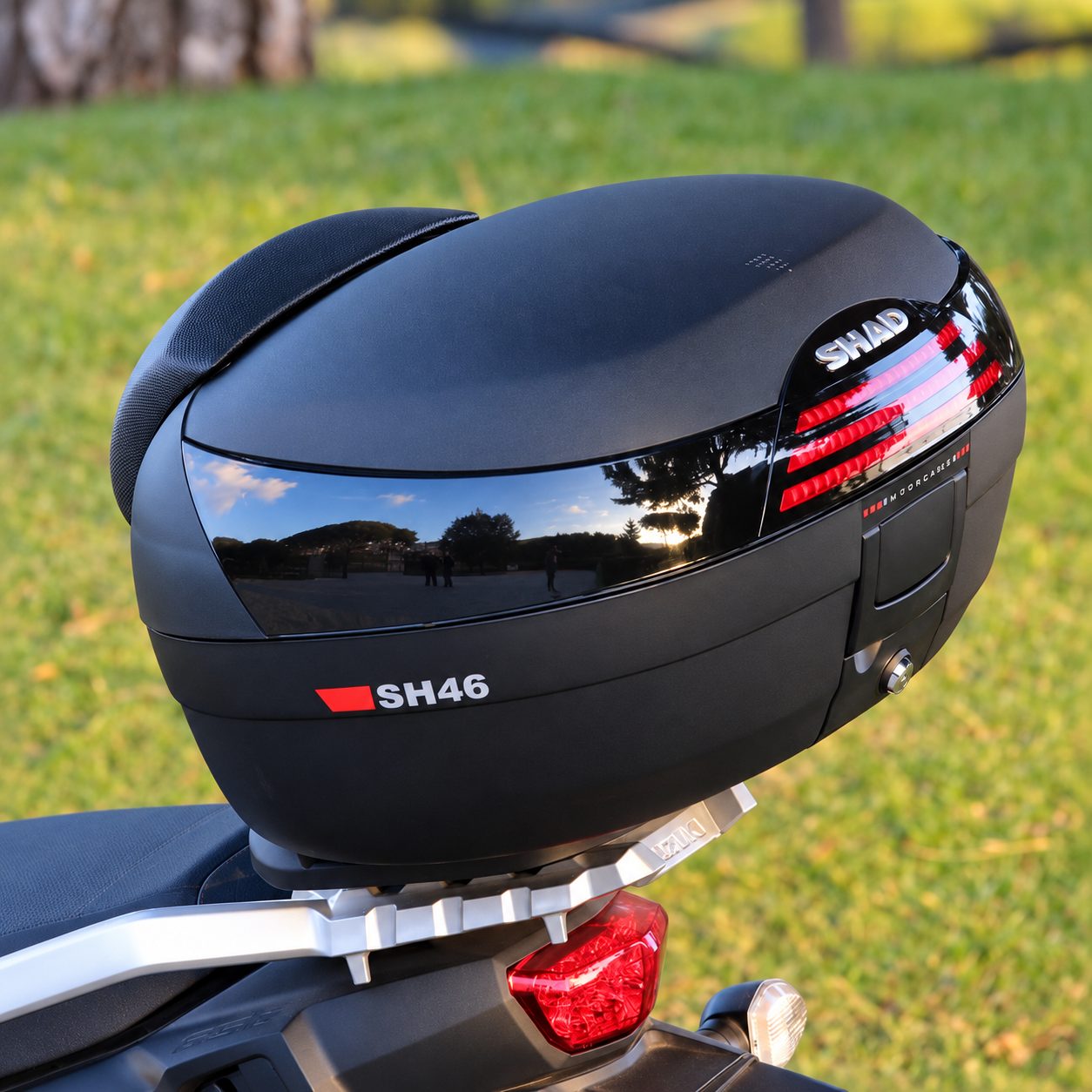 Moto kufor upevnený na zadnej časti motocykla