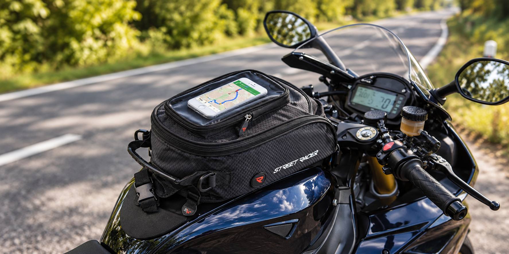 Naplnený tankvak Street Racer upevnený na nádrži motocykla