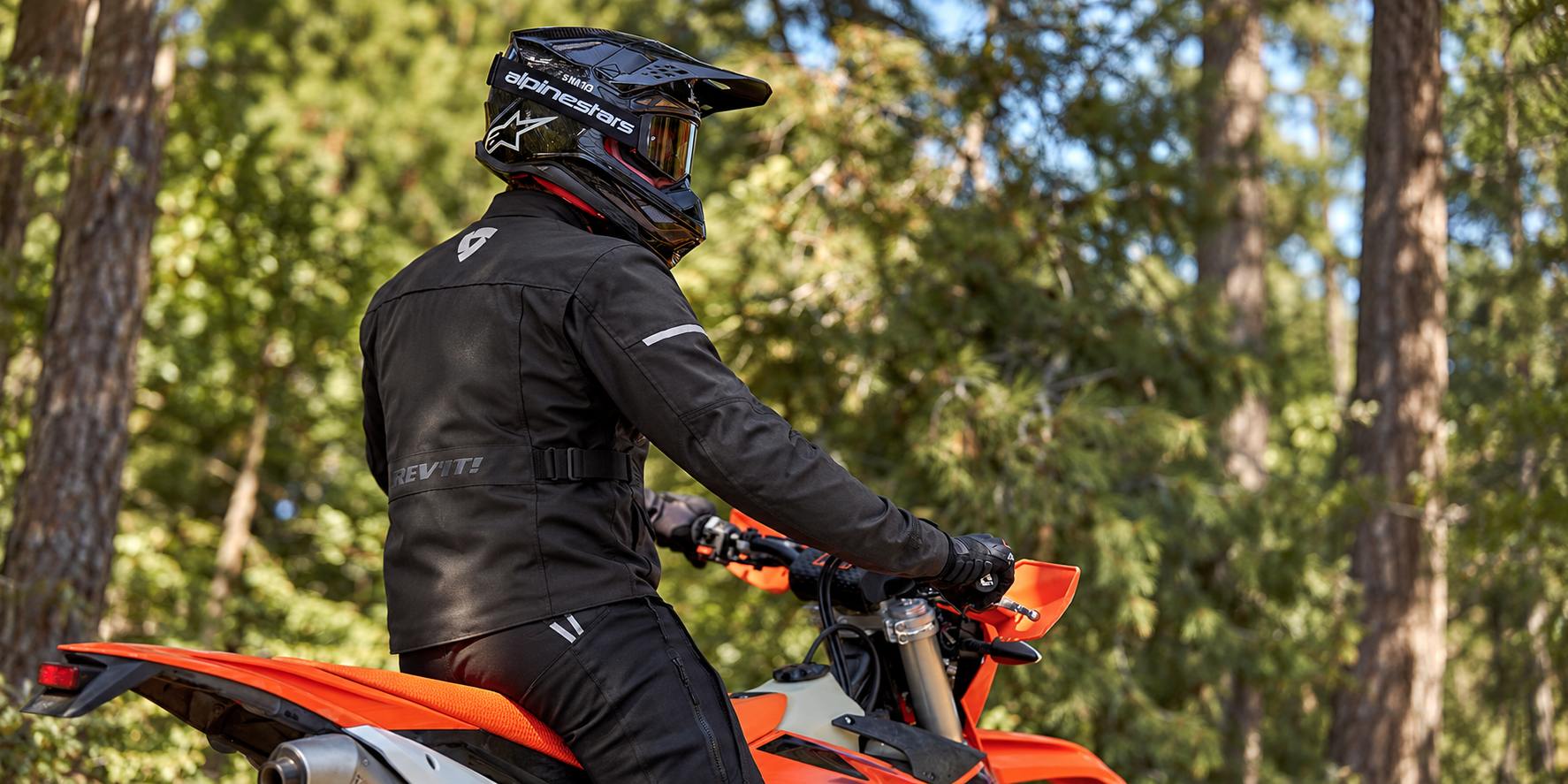 Motorkár v moto bunde počas jazdy