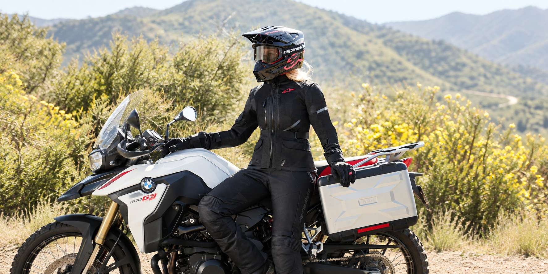 Motorkárka v textilnej moto výbave na cestovnej motorke