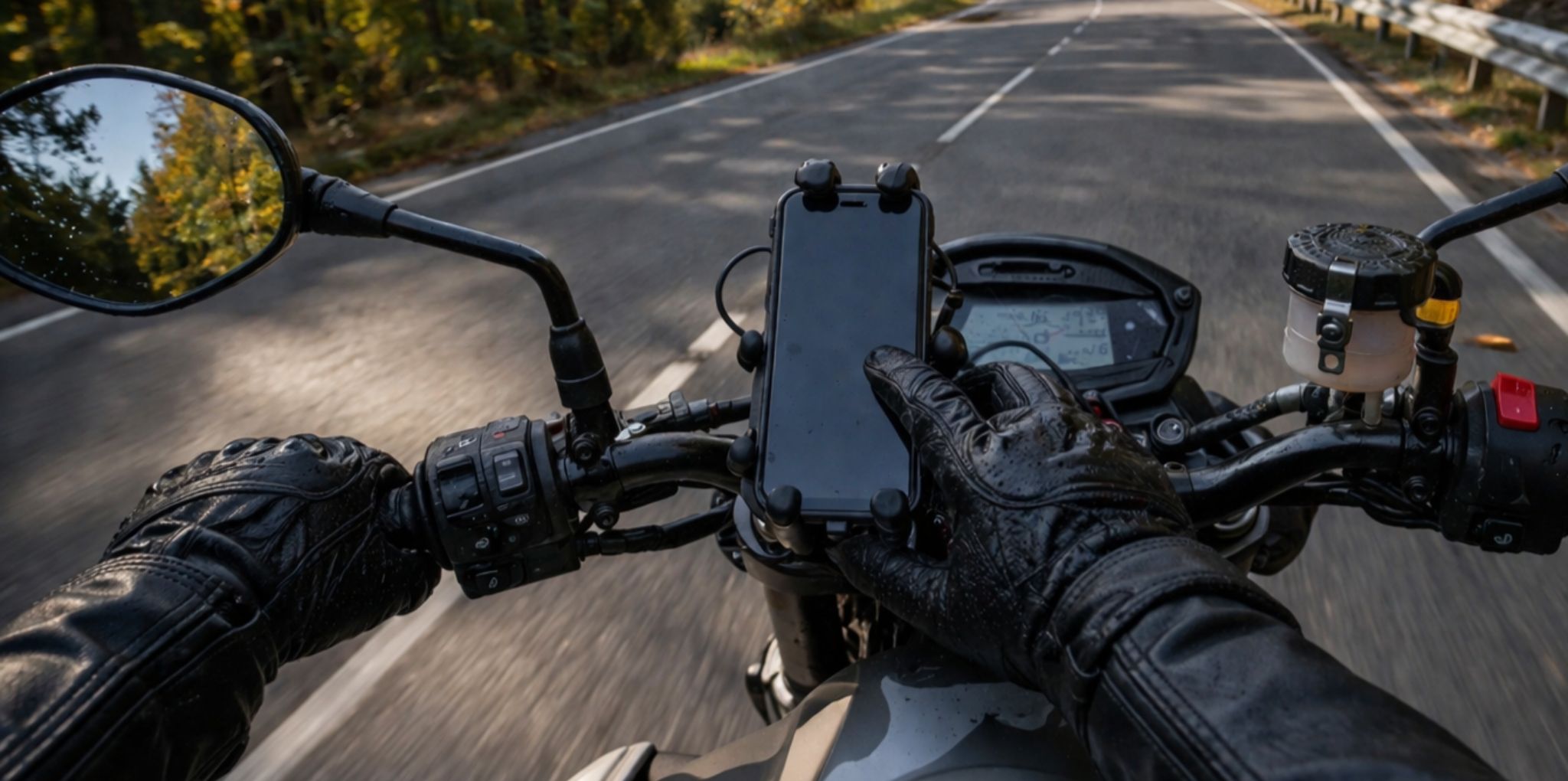 Pevné uchytenie a aretácia telefónu na motorke, ktoré umožňuje jazdcovi bezpečný dotyk aj v rukaviciach
