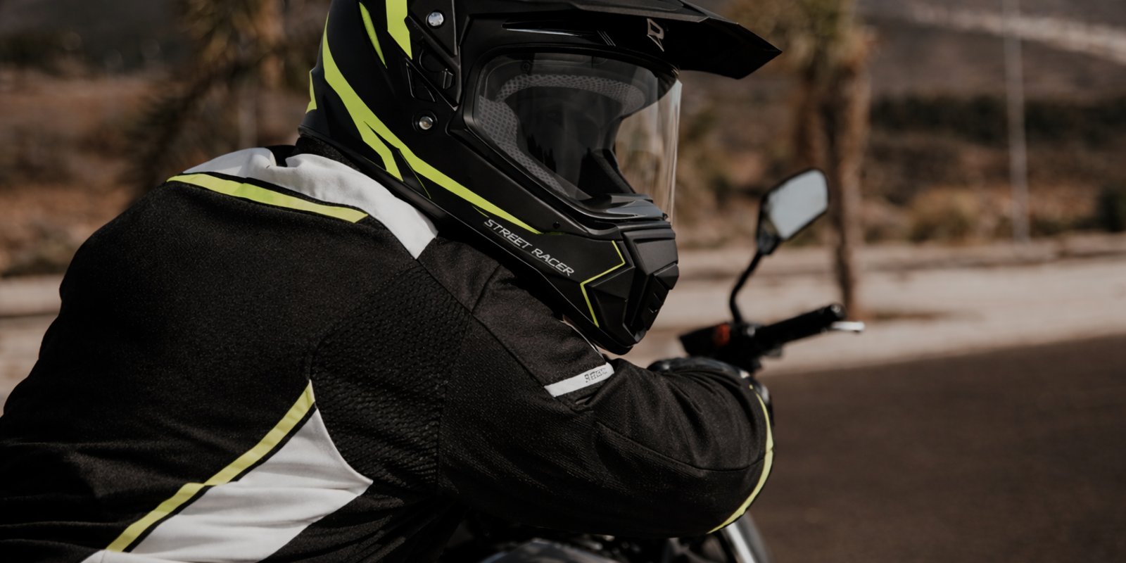 Motorkár v čierno-žltej pohodlnej enduro prilbe pripravený na adventure jazdu