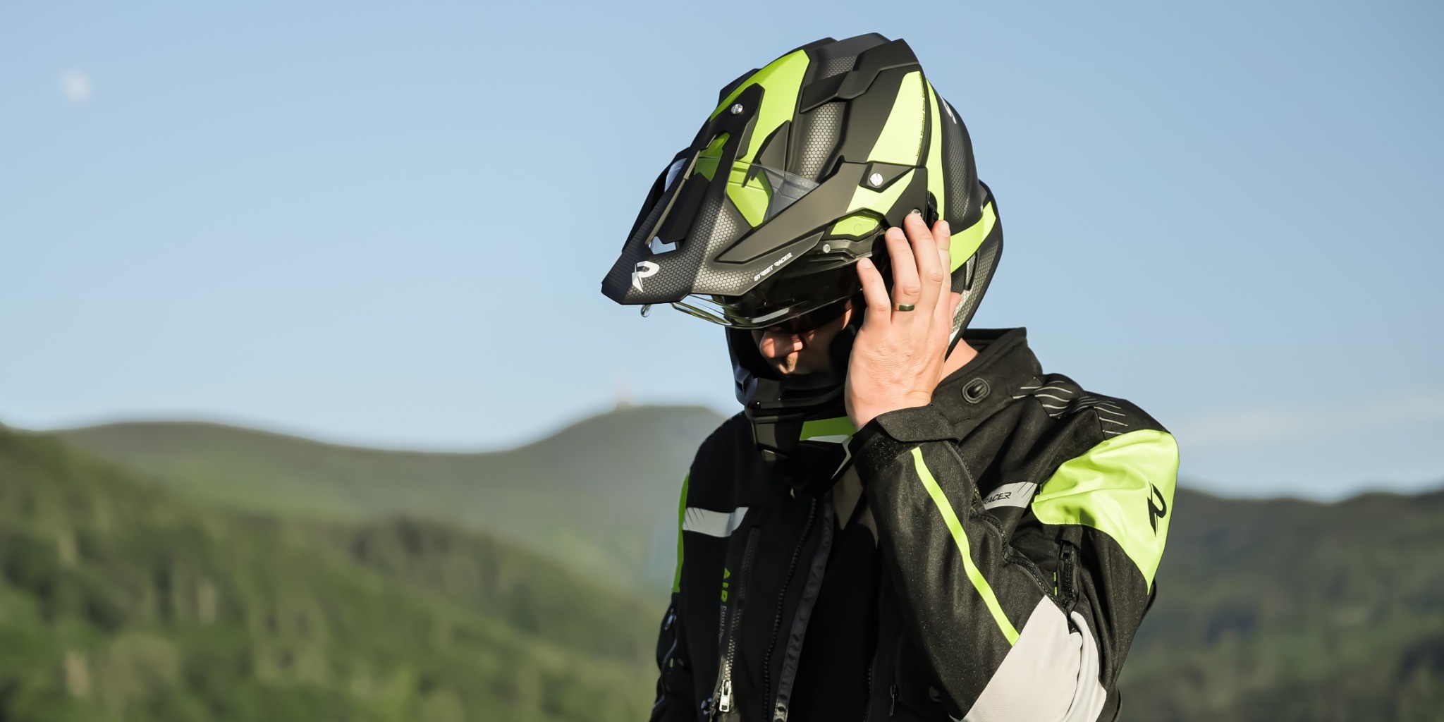 Praktická enduro prilba na adventure jazdu, ktorá kombinuje ochranný šilt a plexi