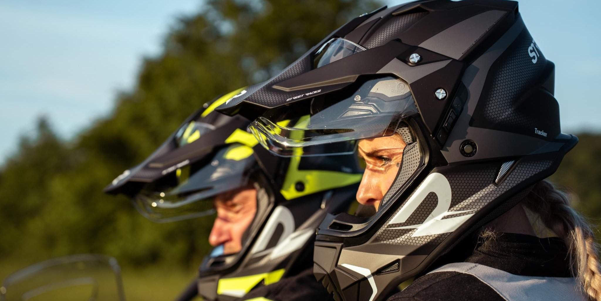 Motorkári v enduro prilbách, ktorým aerodynamický šilt chráni výhľad pred nízkym slnkom