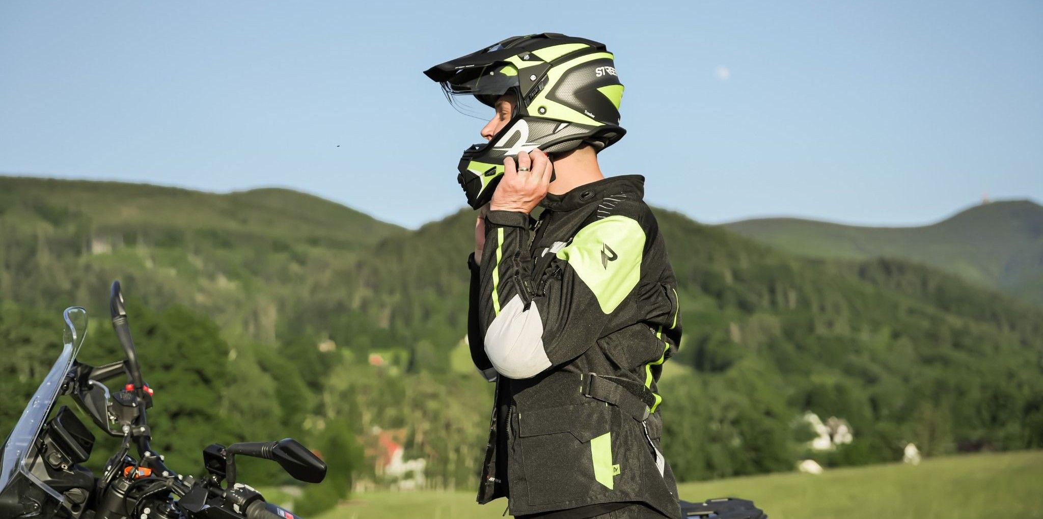 Praktické skúšanie veľkosti enduro prilby a kontrola jej komfortu pred jazdou na motorke