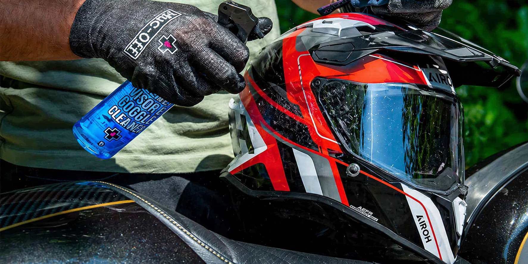 Pravidelná údržba Názorná ukážka, ako čistiť enduro prilbu a jej plexi pomocou špeciálneho spreja