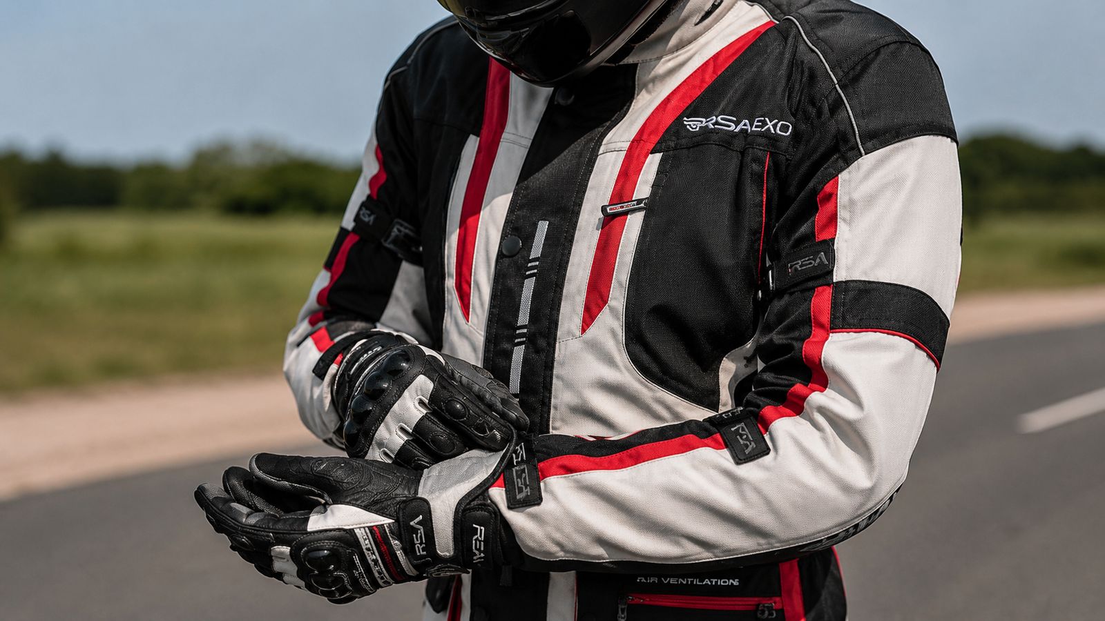 Detailný pohľad na vrchnú časť textilnej moto kombinézy