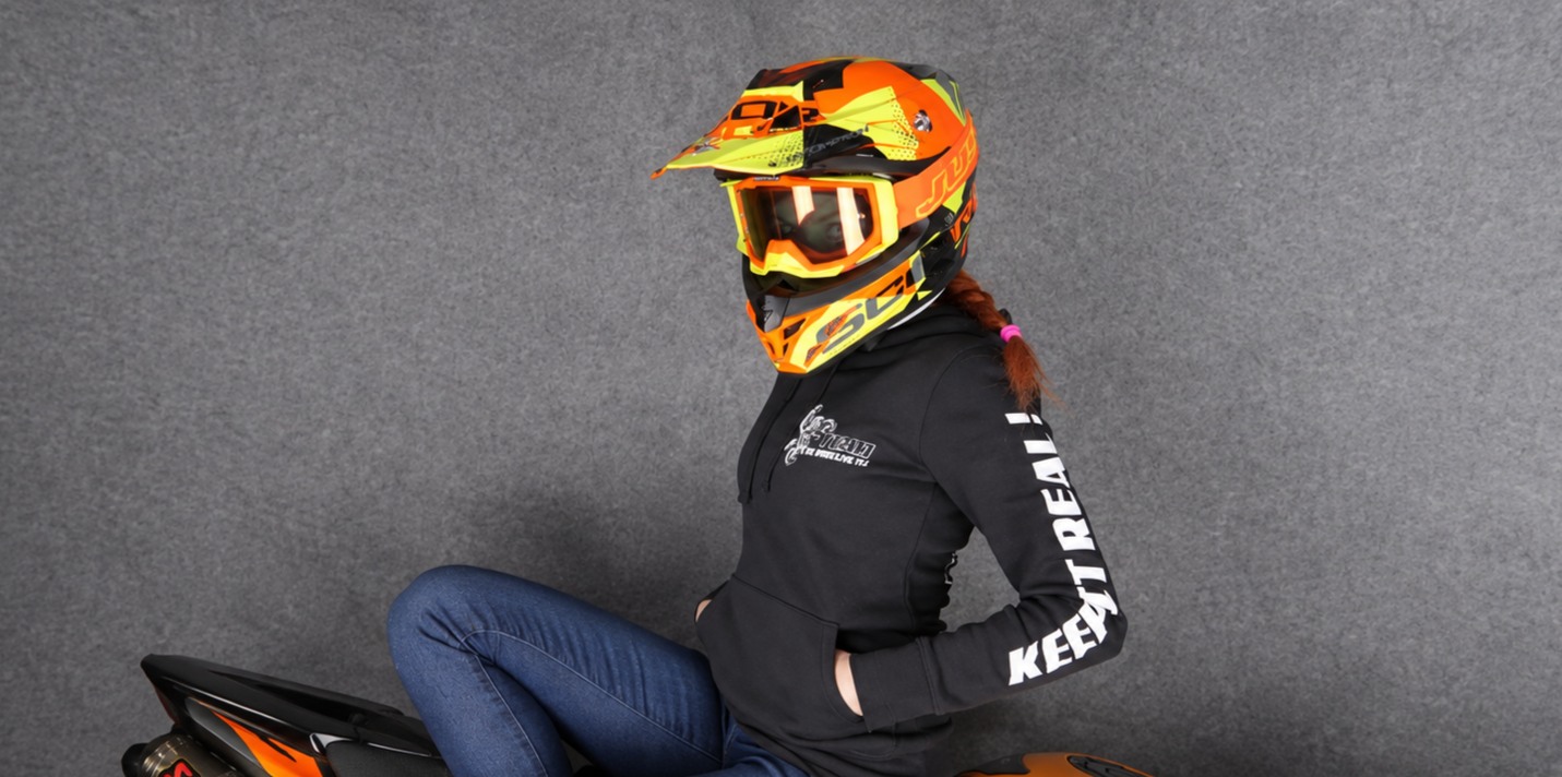 Motorkárka v moto mikine a prilbe na motorke
