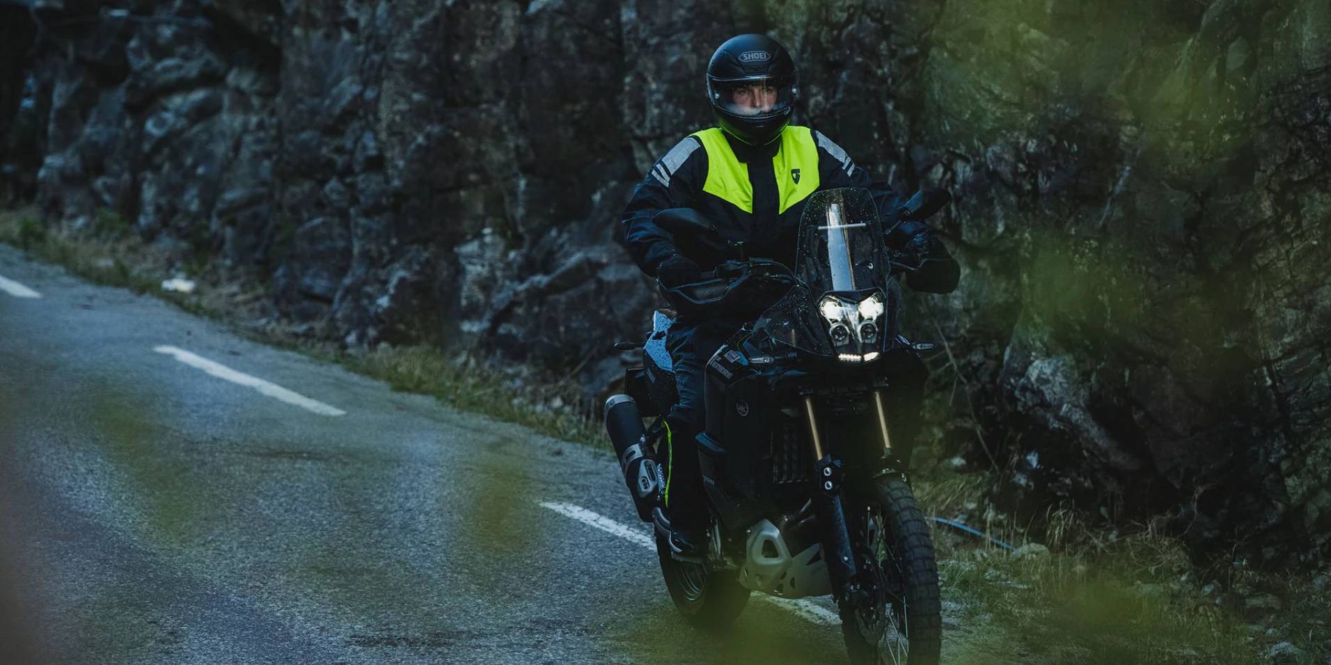 jazda na motorke v daždi s nepremokom