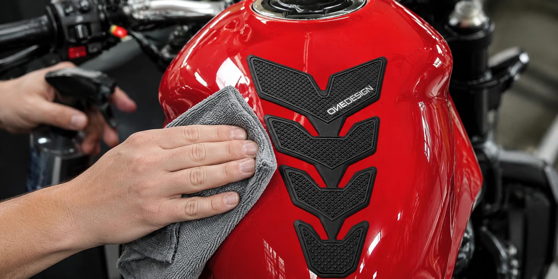 Šetrná údržba ochranného tankpadu na lesklej červenej nádrži motocykla