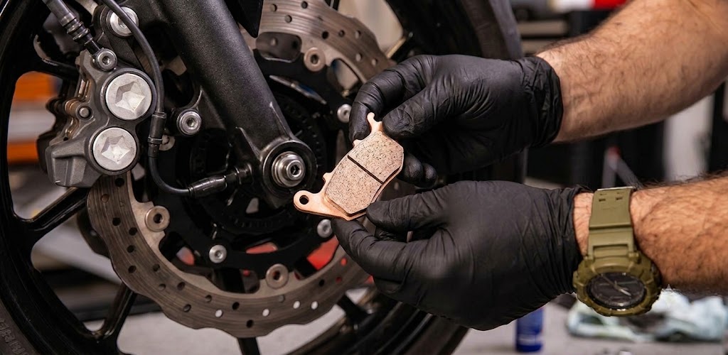 Výmena brzdových platničiek na prednom kolese motocykla
