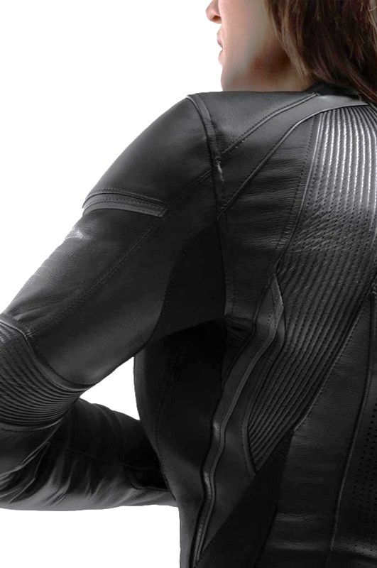 Detail dámskej koženej moto bundy s perforáciou a pružnými panelmi