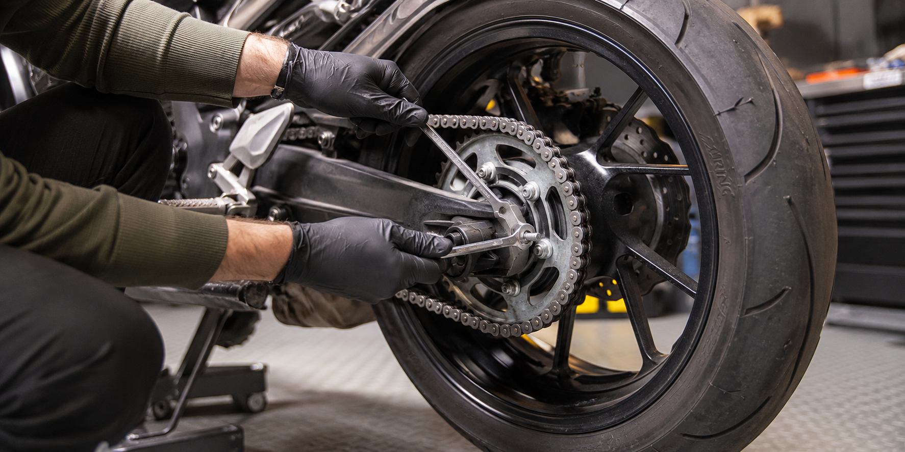 Kontrola napnutia reťaze motocykla