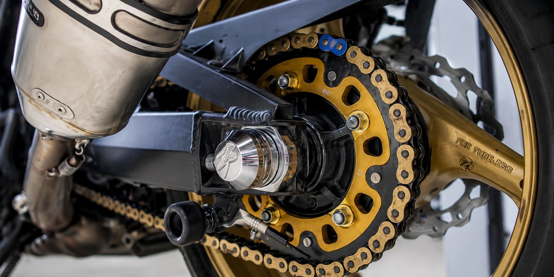 Detail reťazového pohonu motocykla