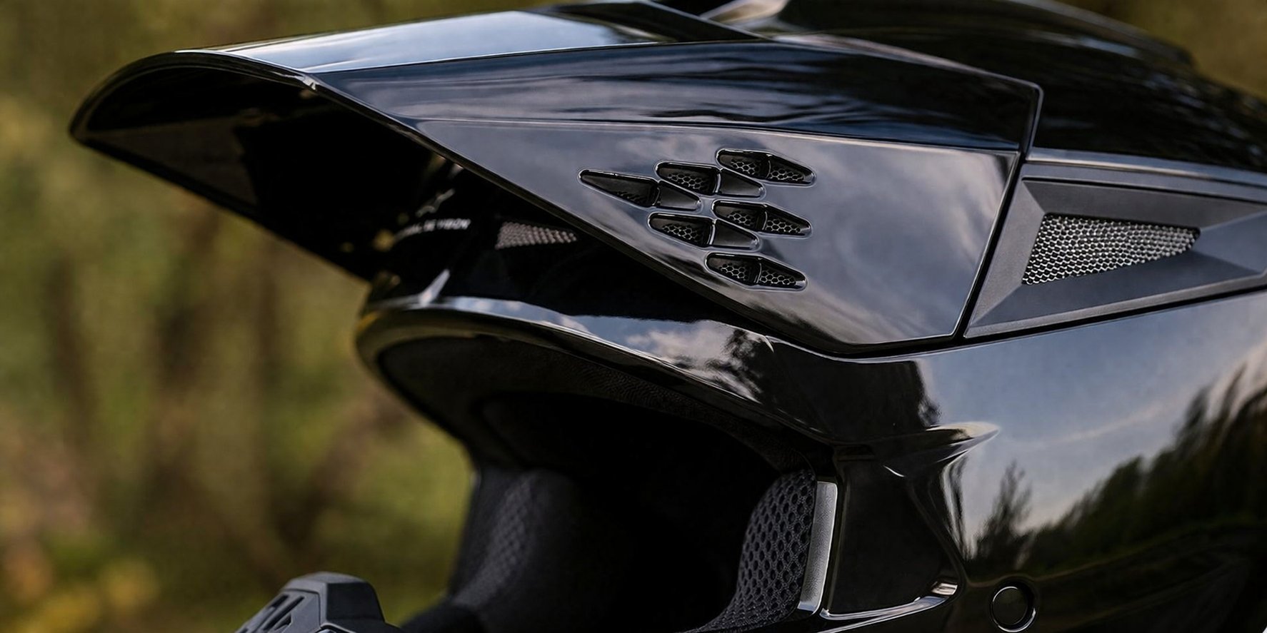 Ventilačné otvory čiernej motokrosovej prilby