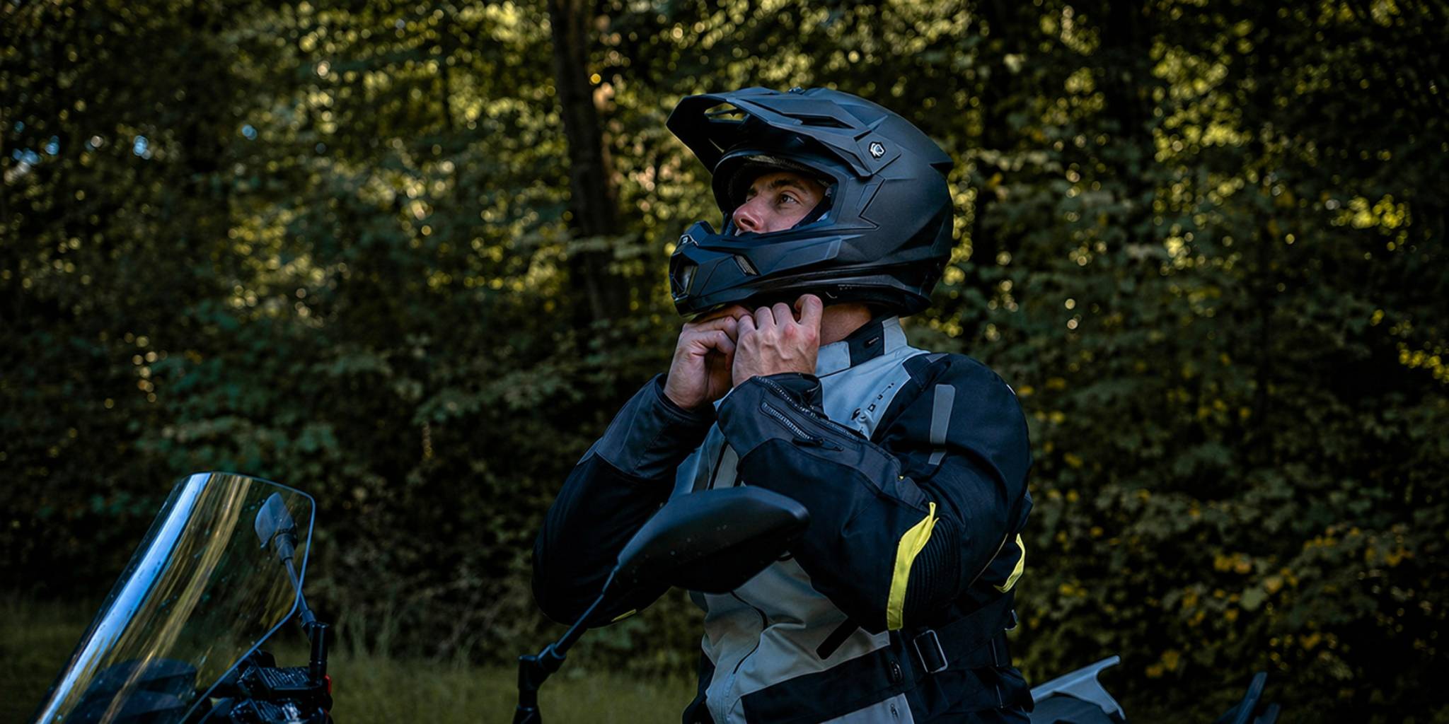 Nasadzovanie prémiovej prilby na motokros