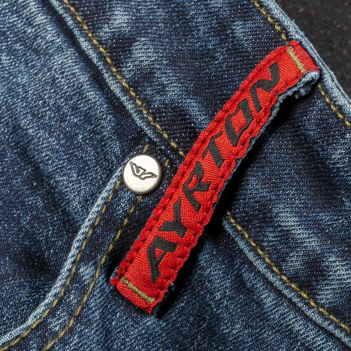 Detaily_jeansy_na_motorku_Ayrton