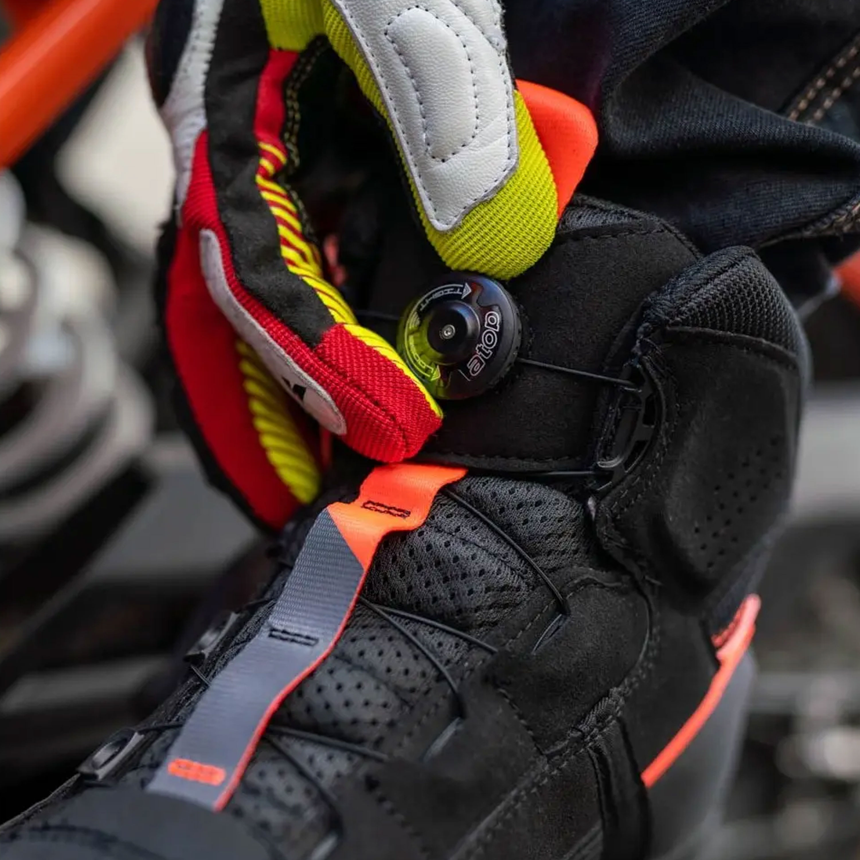 zapínání moto boty Shima