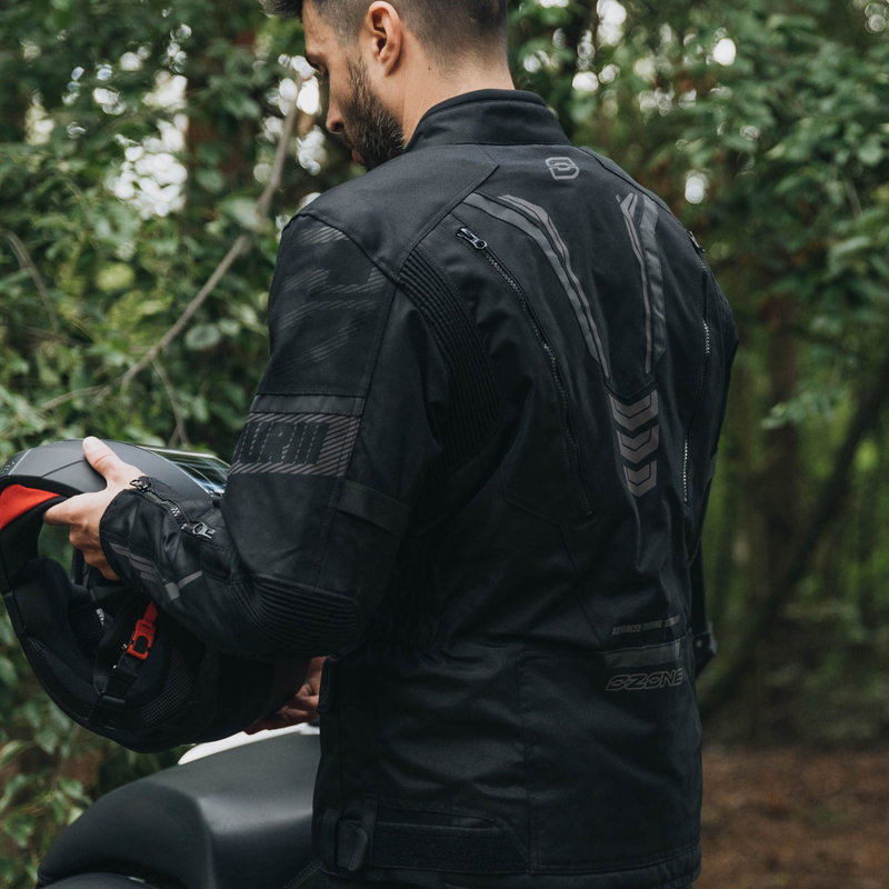 Ventilační kanály na zádech bundy na moto Ozone